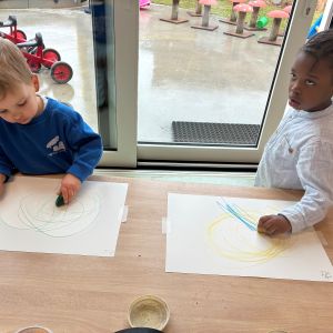 uil en pauw luisteren naar muziek