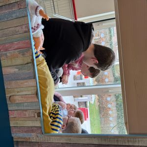 zesde leerjaar gaat voorlezen bij kleuters 