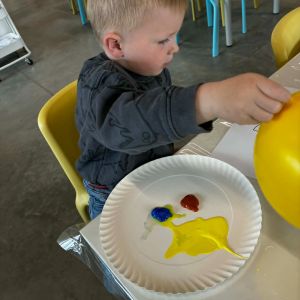 vlinders knutselen met verschillende technieken in de opvang
